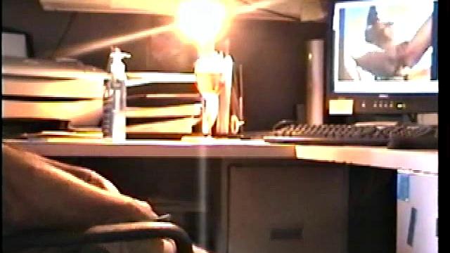 Зрелый гей заводит Зака, когда дрочит ему до мощной разрядки.