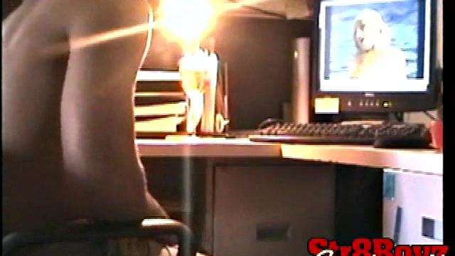 Зрелый гей заводит Зака, когда дрочит ему до мощной разрядки.