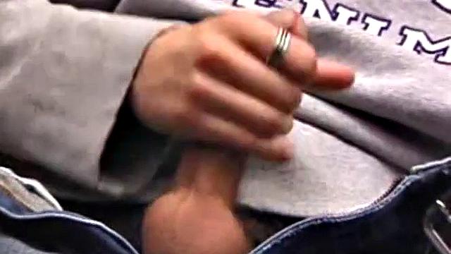 Аарон Майклс дрочит и кончает