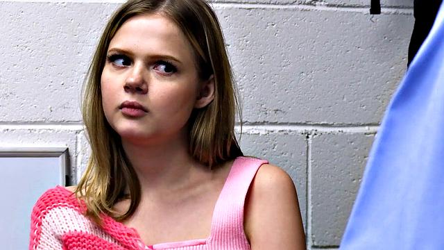 спалилась на краже дилдо и отдалась охраннику на столе