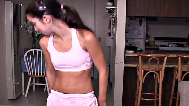 Хлоя дрочит пальцами и становится мокрой