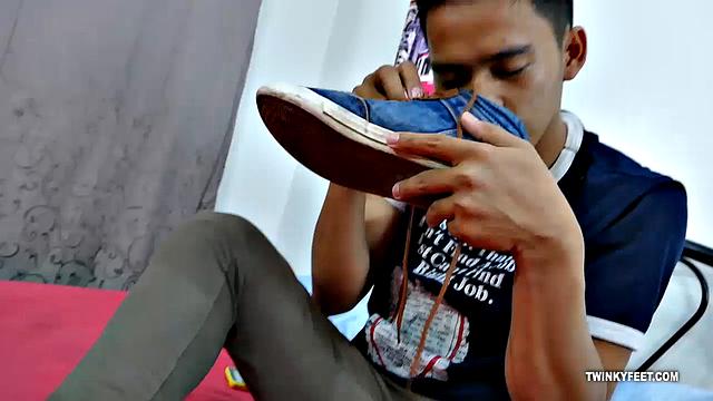 Маркон дрочит на камеру, уделяя внимание своим стопам - ну хоть кто-то это ценит