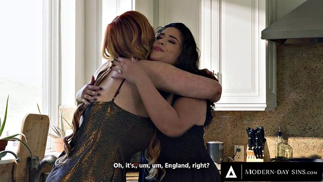 Рыжая мамаша Лорен Филлипс заходит с тыла, пока жена любовника наблюдает и делает вид, что не ревнует.