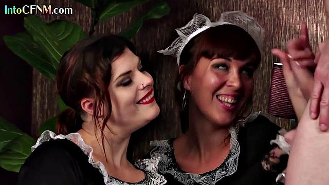 Две роскошные зрелые подруги дрочат любовнику и кайфуют от процесса.