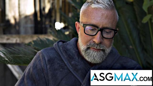 Зрелый мачо жестко трахает накачанного соседа в жопу