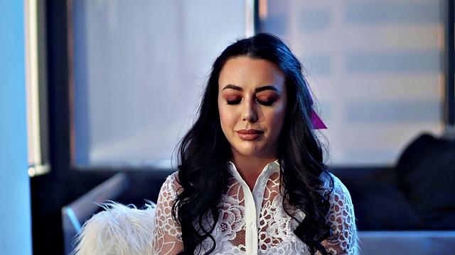 две страстные лесбиянки устраивают жаркую разборку на кухне