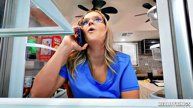 Коди Вор опаздывает - парень трахает медсестру прямо у холодильника, а на работу ей теперь плевать!