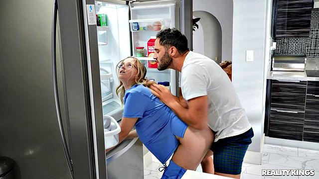 Коди Вор опаздывает - парень трахает медсестру прямо у холодильника, а на работу ей теперь плевать!
