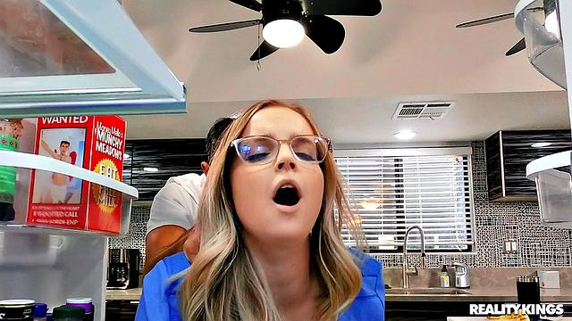 Коди Вор опаздывает - парень трахает медсестру прямо у холодильника, а на работу ей теперь плевать!