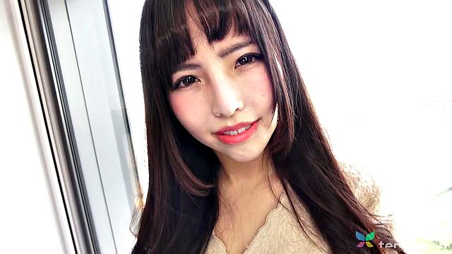 Cat Cafe worker Minami Sato comes to play naked