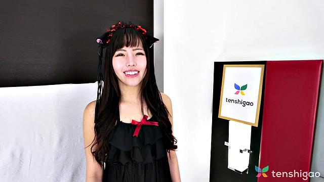 Cat Cafe worker Minami Sato comes to play naked