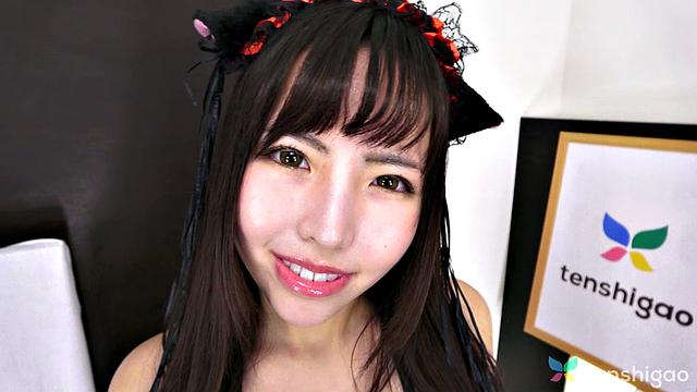 Cat Cafe worker Minami Sato comes to play naked