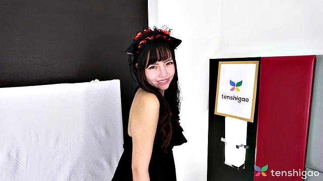 Cat Cafe worker Minami Sato comes to play naked
