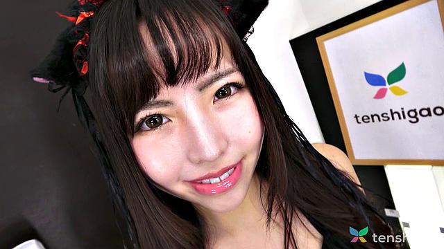 Cat Cafe worker Minami Sato comes to play naked
