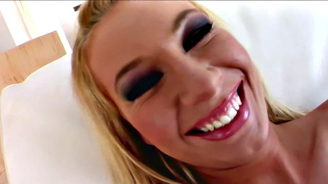 Блондинка с сочной жопой жадно сосет и вымаливает анальный в огненном тройничке