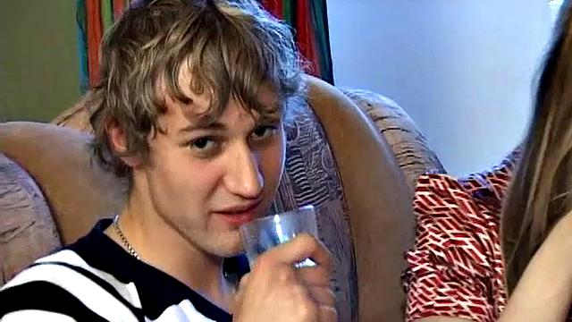 даша танцует и раздевается, пока подруги целуются на диване