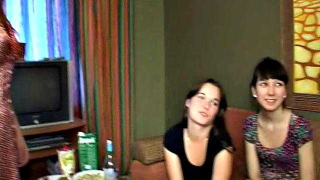 даша танцует и раздевается, пока подруги целуются на диване