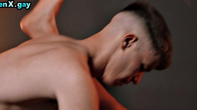 серьезный парень в костюме жестко трахает жаждущего члена парня без резинки