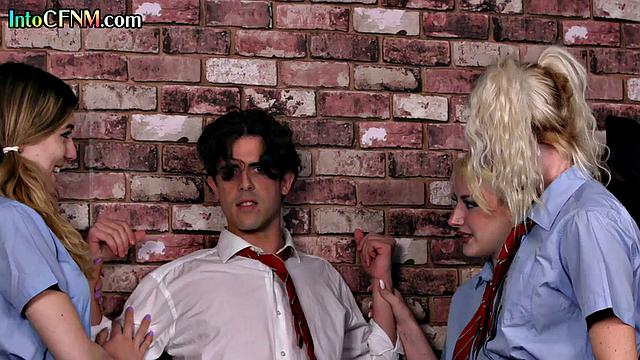 Две зрелые развратницы дрочат и сосут член в офисе для удовольствия любовника.