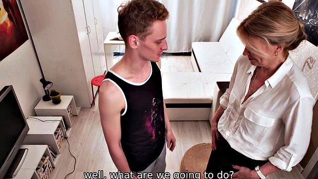 смотри, как зрелая русская в белье раздевается и трахается по полной