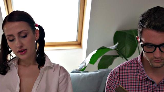 от учёбы к трахам: очкастая с татухой соблазняет однокурсника на диване