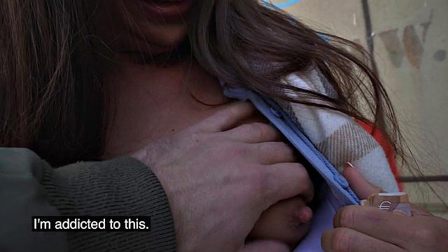 агент получает минет от любительницы на улице