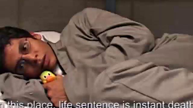 эдуардо моется, а надзиратель хочет не только чистоты