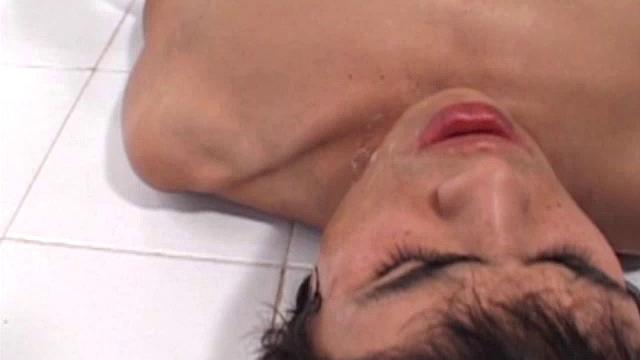 эдуардо моется, а надзиратель хочет не только чистоты