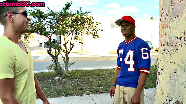 Sporty Black stud picked up and public fucked outdoors