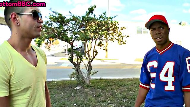 Sporty Black stud picked up and public fucked outdoors