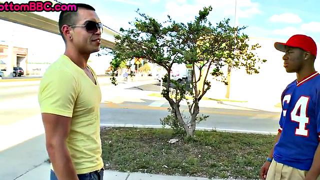 накачанный черный жеребец жестко оттрахан на улице