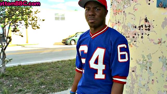 Sporty Black stud picked up and public fucked outdoors