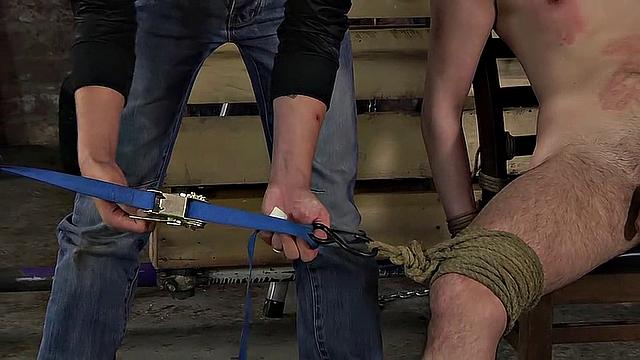 Выжимают сперму из его огромного члена - Мэйсон Мэдисон и Эштон Брэдли