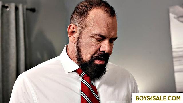 Гей трахает парня в рот и в задницу, использует как секс-игрушку взрослого мужчины.