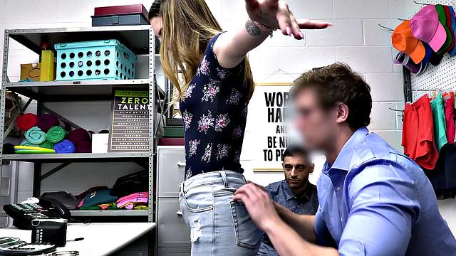 пойманная на краже трахается с охранником ради свободы