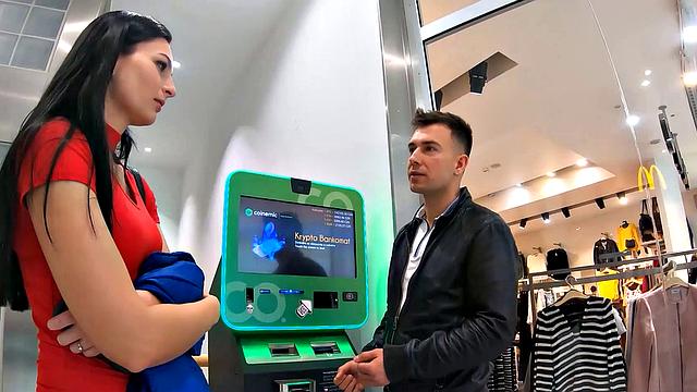 HUNT4K. Stud improves situation by selling GFs to hunter