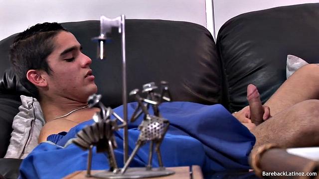 Adriel Silver дрочит член латинскому мужику и играет с игрушками до кончи