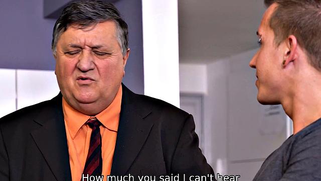 старик устроил праздник с невесткой, а муж довольствуется ролью зрителя