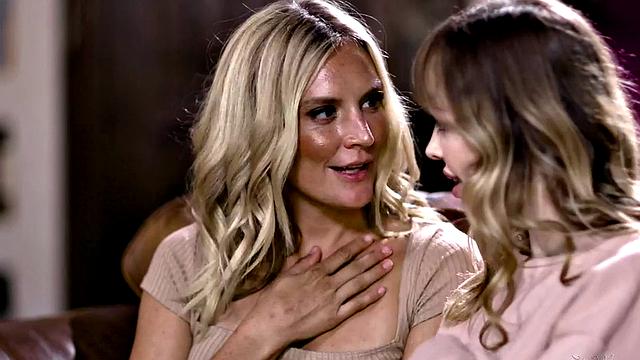 Лесбухи сначала долбятся пальцами, потом переходят на языки