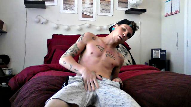 Amateur Inked Robbie Beats Off On Camera