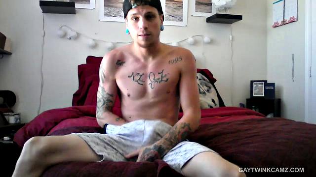 Amateur Inked Robbie Beats Off On Camera