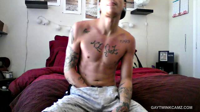 Amateur Inked Robbie Beats Off On Camera