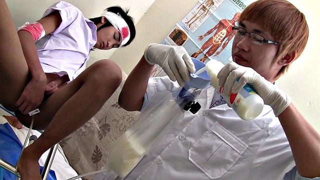 азиатский красавчик и весёлый клизменный прием у докторишки