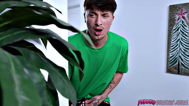 Застал мачеху за мастурбацией на Рождество - и сам не удержался!