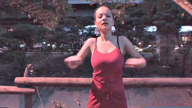 Сочная красотка трясет большими сиськами на улице во время разминки