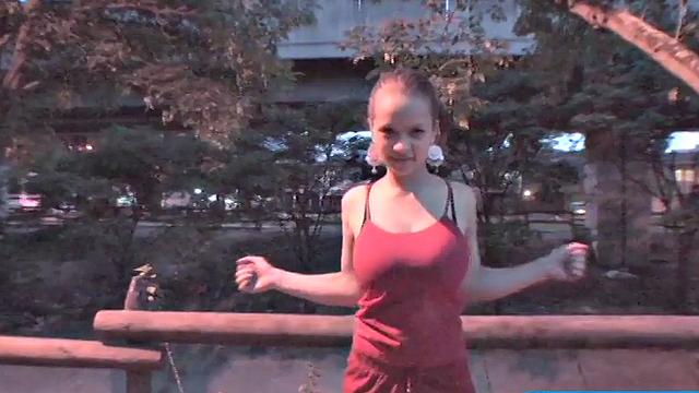 Сочная красотка трясет большими сиськами на улице во время разминки