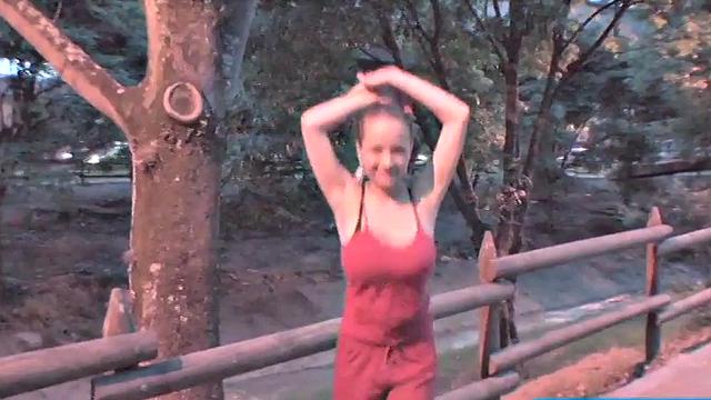 Сочная красотка трясет большими сиськами на улице во время разминки