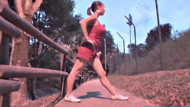 Сочная красотка трясет большими сиськами на улице во время разминки