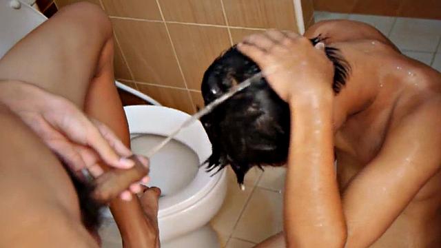 азиат ржет, когда его трахают в сырую у себя дома