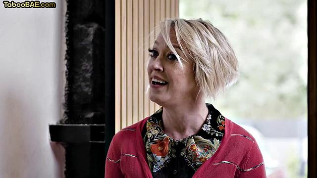 Две зрелые красавицы сцепились за член и устроили азартный тройничок с парнем.